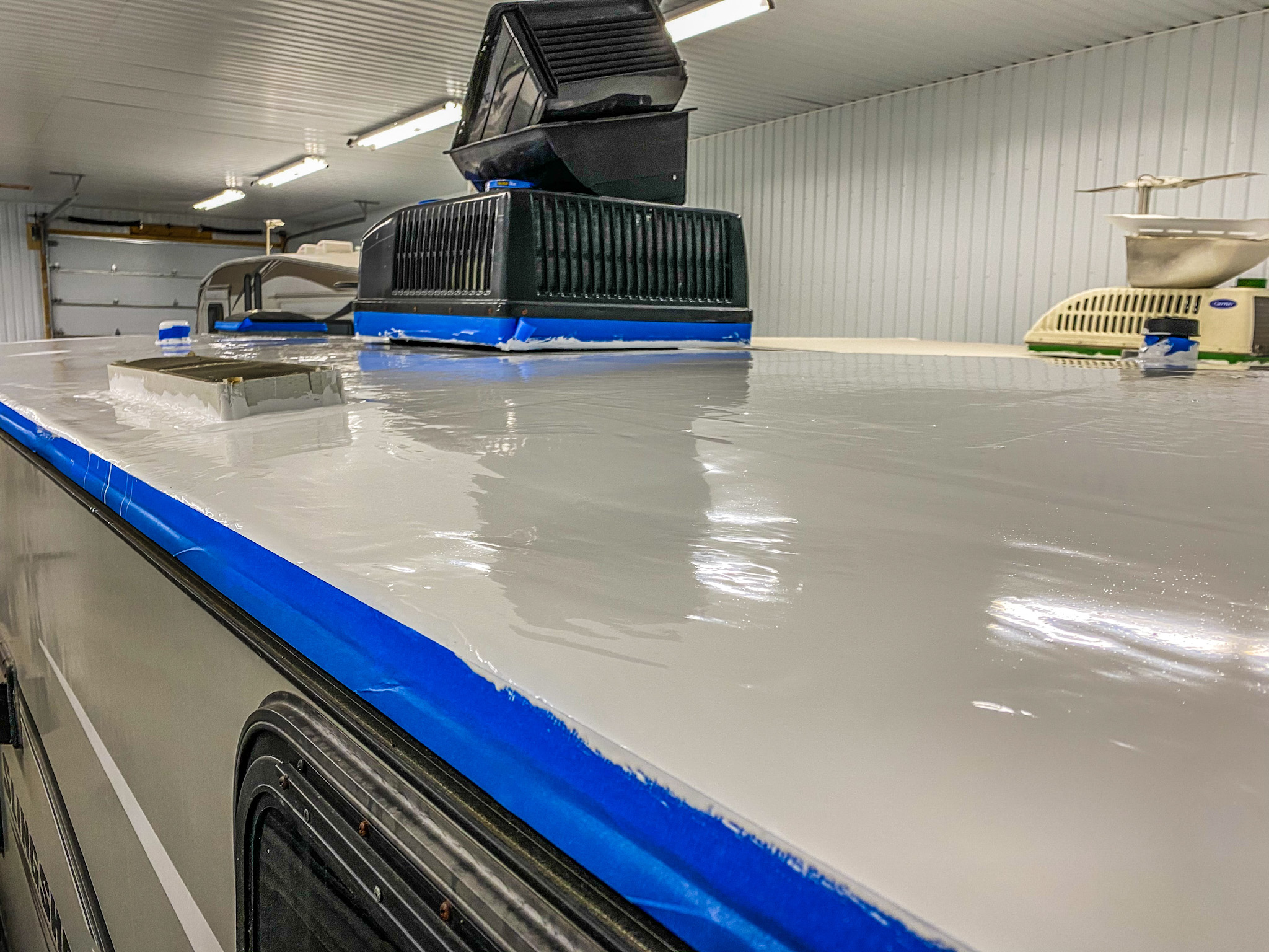 Enduit de silicone pour étanchéité de toit de roulotte