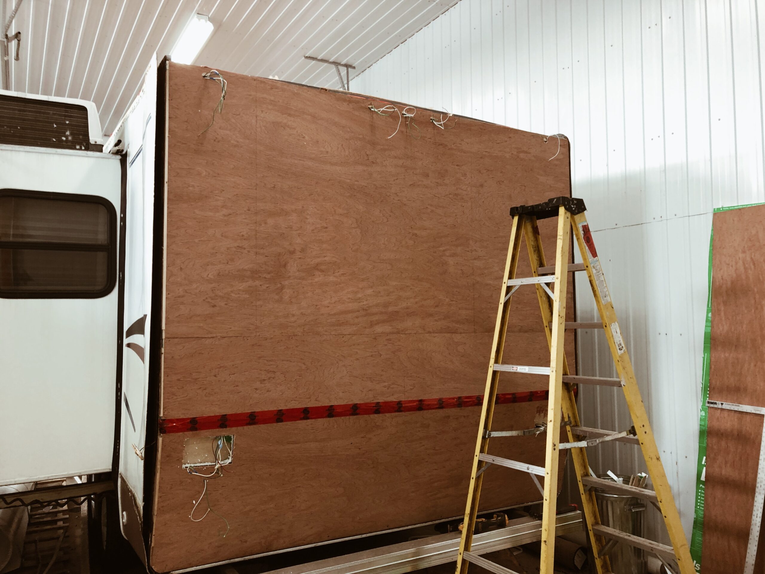 Réparation de mur arrière roulotte