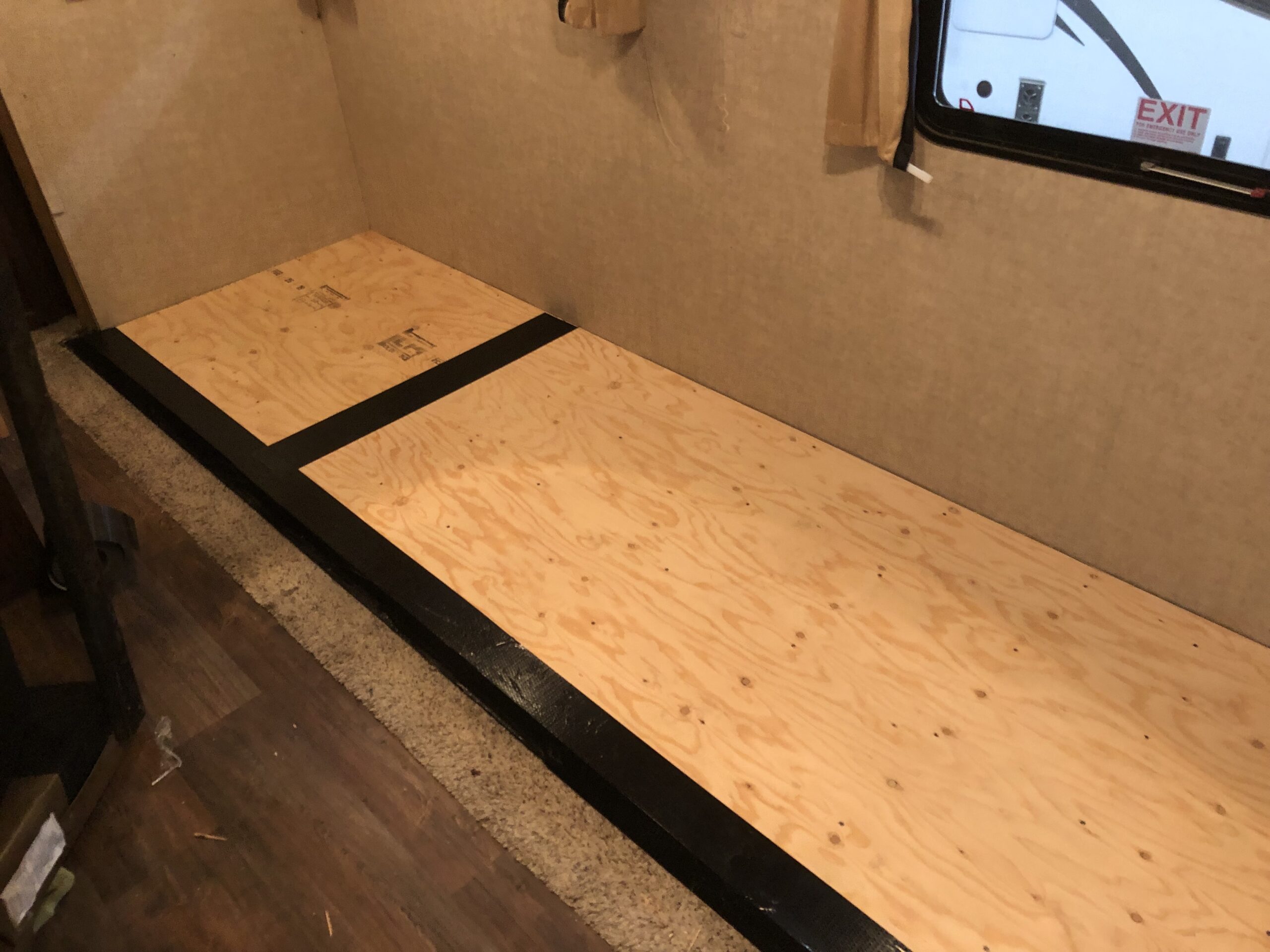 Réparation de plancher d'extension roulotte, slide out